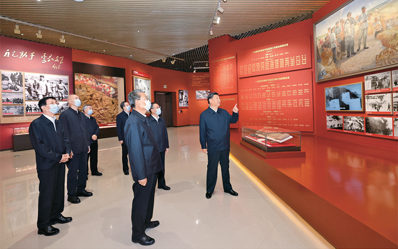 2022年10月27日，中共中央总书记、国家主席、中央军委主席习近平带领中共中央政治局常委李强、赵乐际、王沪宁、蔡奇、丁薛祥、李希，瞻仰延安革命纪念地。这是习近平等在延安革命纪念馆，参观《伟大历程——中共中央在延安十三年历史陈列》。 新华社记者 鞠鹏/摄