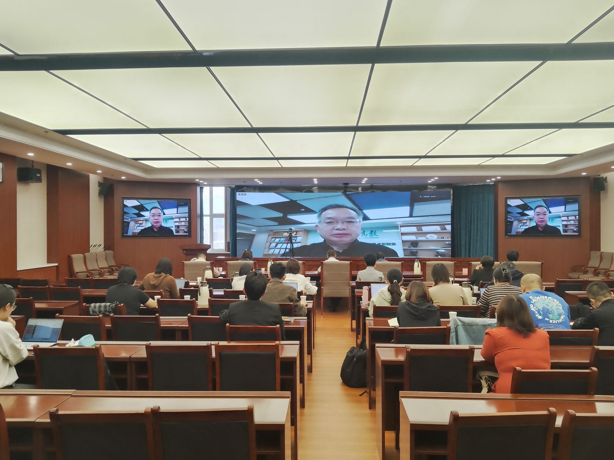 beat365官网组织参加2025年内蒙古自治区级实验教学示范中心高质量发展研讨会