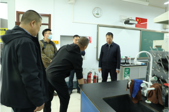 校领导带队开展五一节前校园安全检查工作