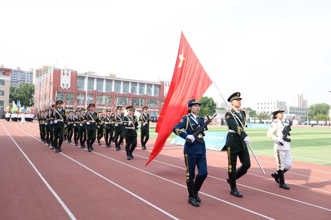 学校举办第十二届校园那达慕文化节暨第六十一届田径运动会开幕式