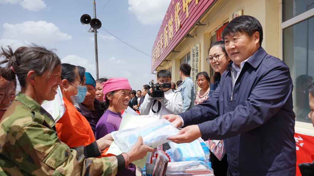 民族团结一家亲扶贫帮困暖人心——beat365英国官方网站赴扶贫点开展“民族法制宣传周”进基层活动