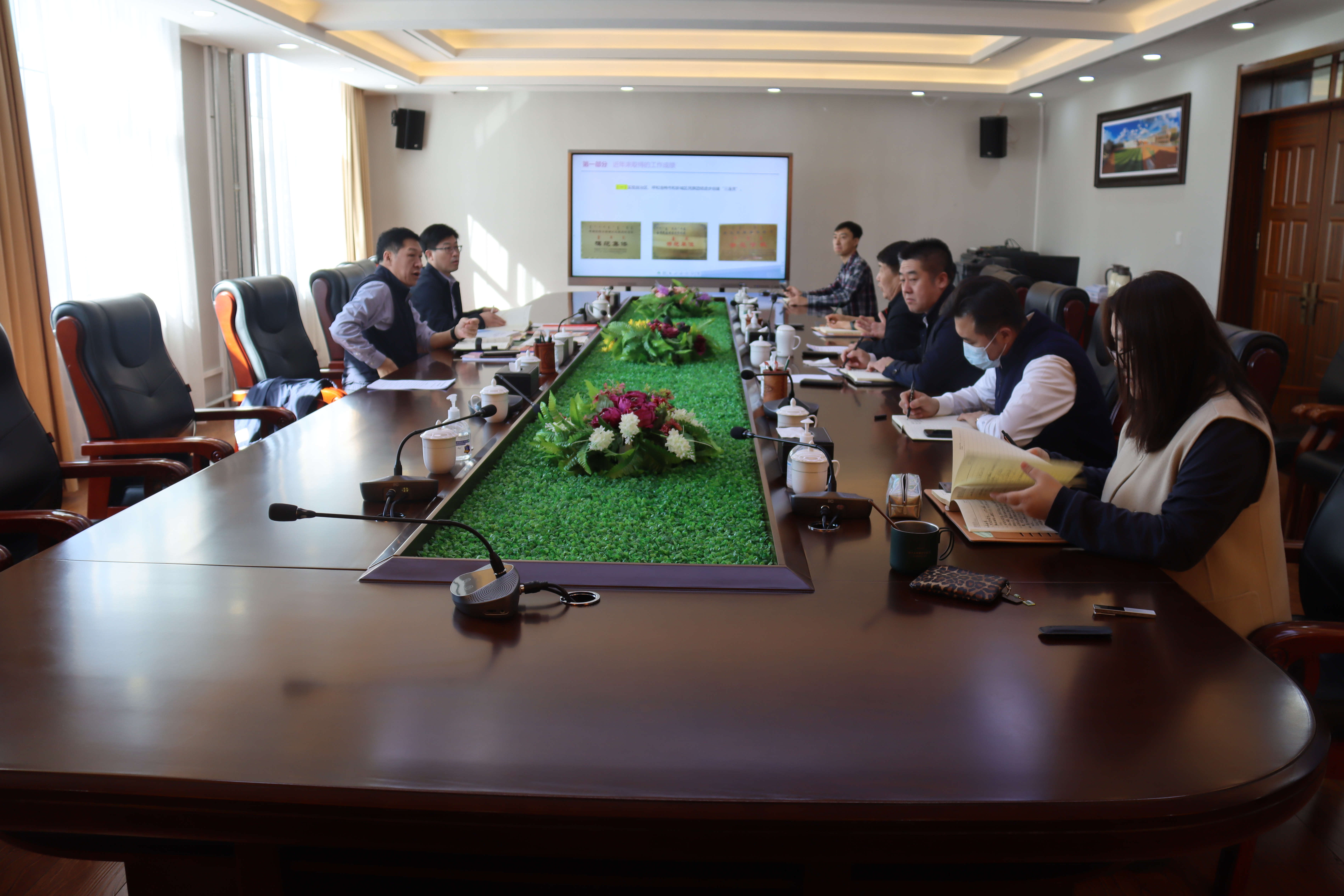 学校党委书记刘九万、校长韩伟新听取铸牢中华民族共同体意识工作情况专题汇报