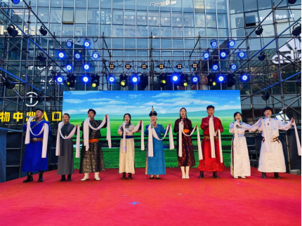 唱响红色情怀 舞动爱党之情——beat365英国官方网站开展迎“七一”主题党日活动暨校园乌兰牧骑走进新城区文艺演出