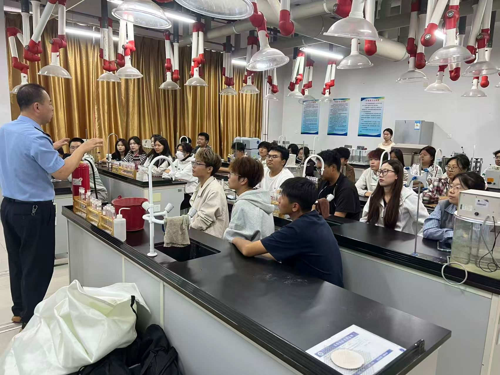 联合安全管理处组织化学与环境工程学院师生开展实验室消防安全知识培训及应急演练