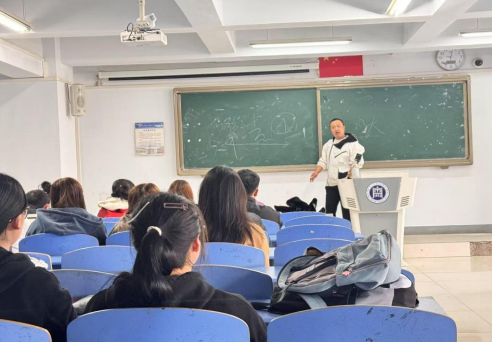 法学院举办第26届毕业生考公考编政策宣讲会